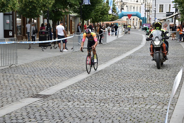 再遭重击 再遭重击